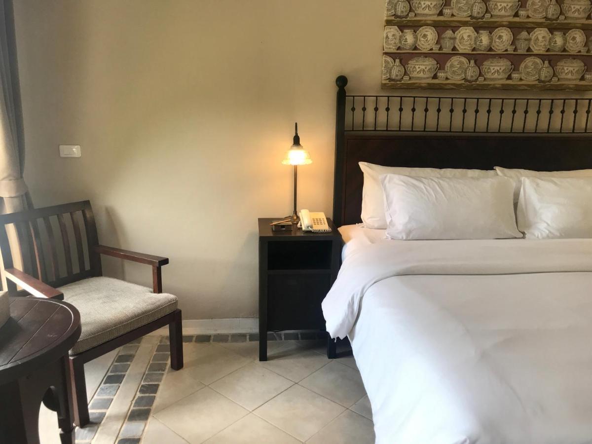 Suite con cama grande y balcón