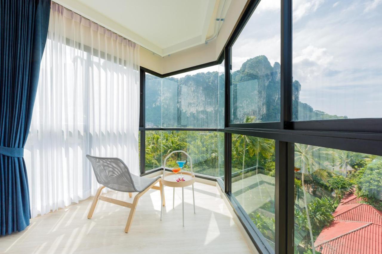 Habitación con cama extragrande y vistas a la montaña