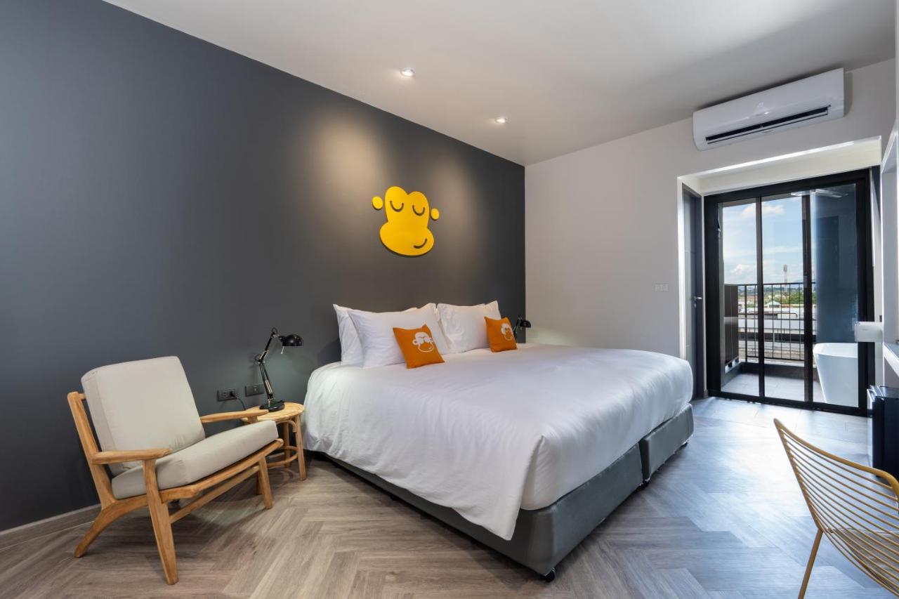 Deluxe King Bed Outside Bathtub 24hrs Co-working space