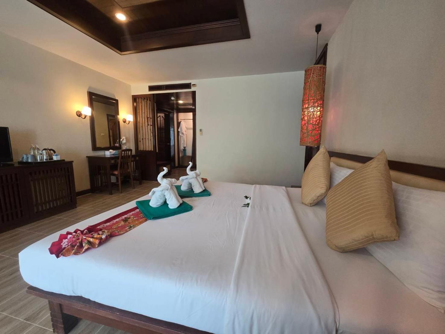 Deluxe Double or Twin Room Pool Access