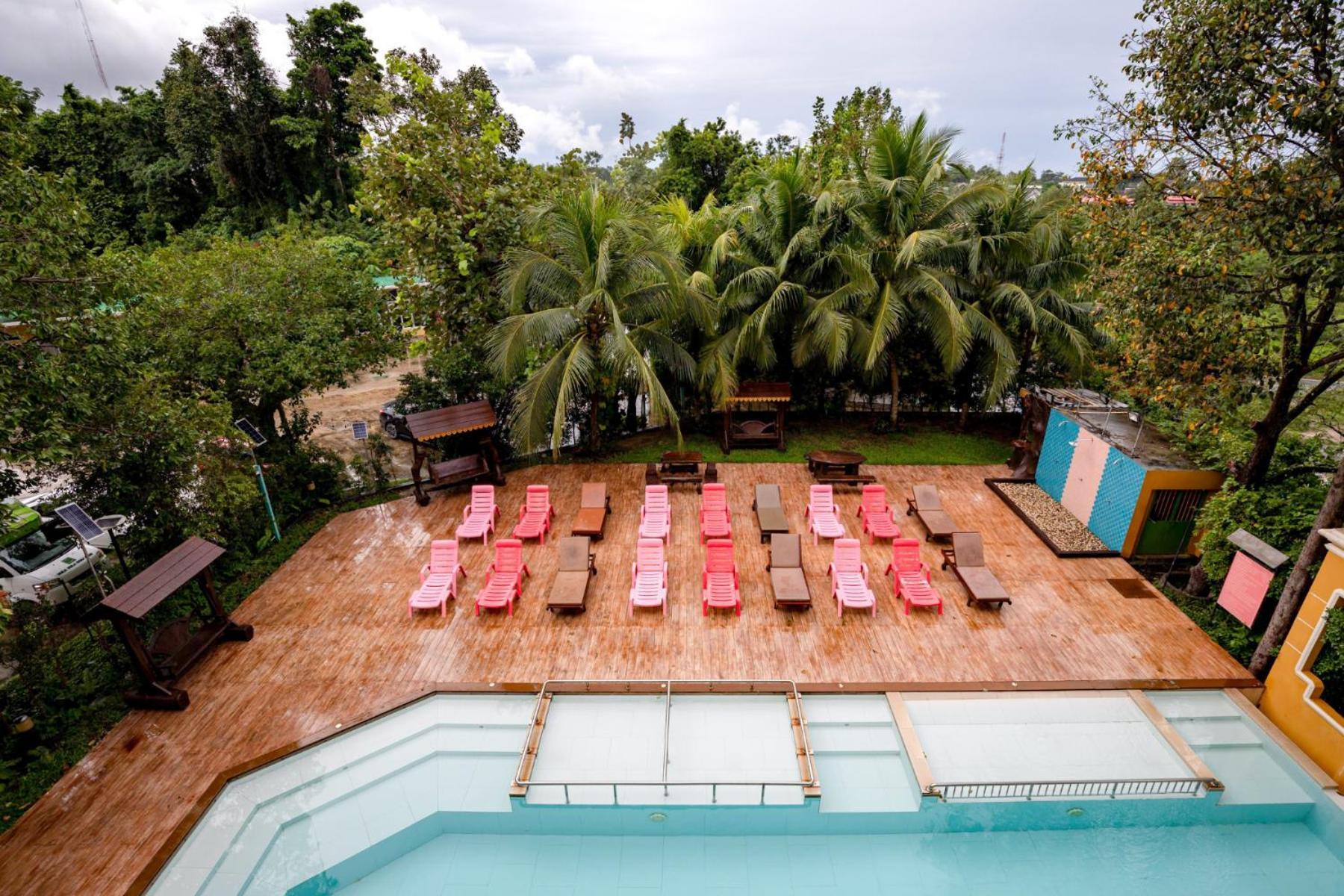 Triple Pool View