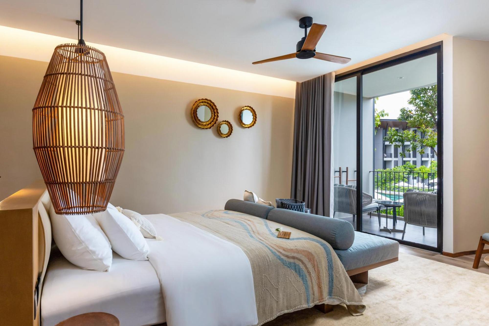 Luxe Plus Zimmer mit Kingsize-Bett und Poolblick