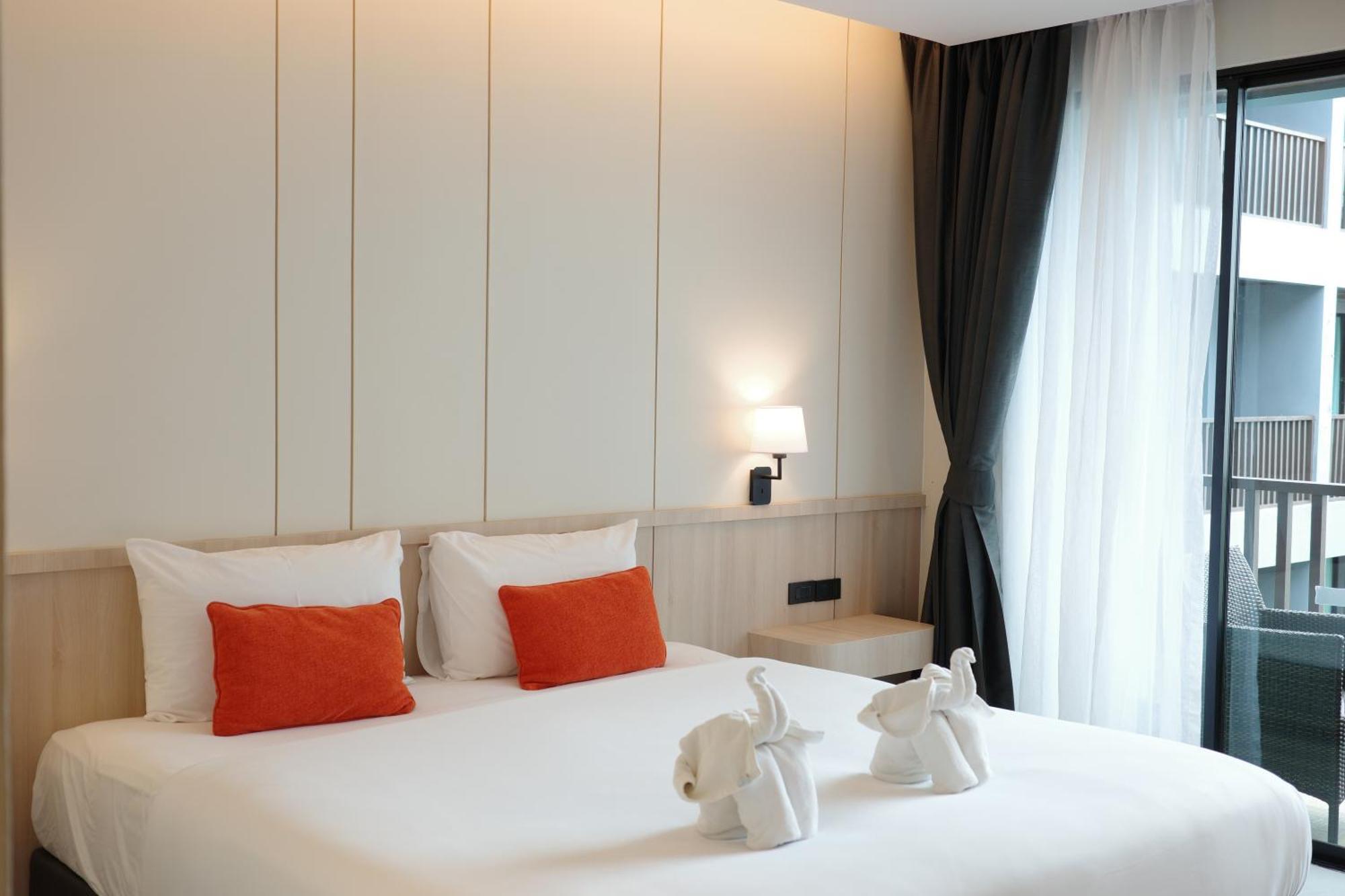Deluxe Doppel-/Zweibettzimmer mit Poolblick