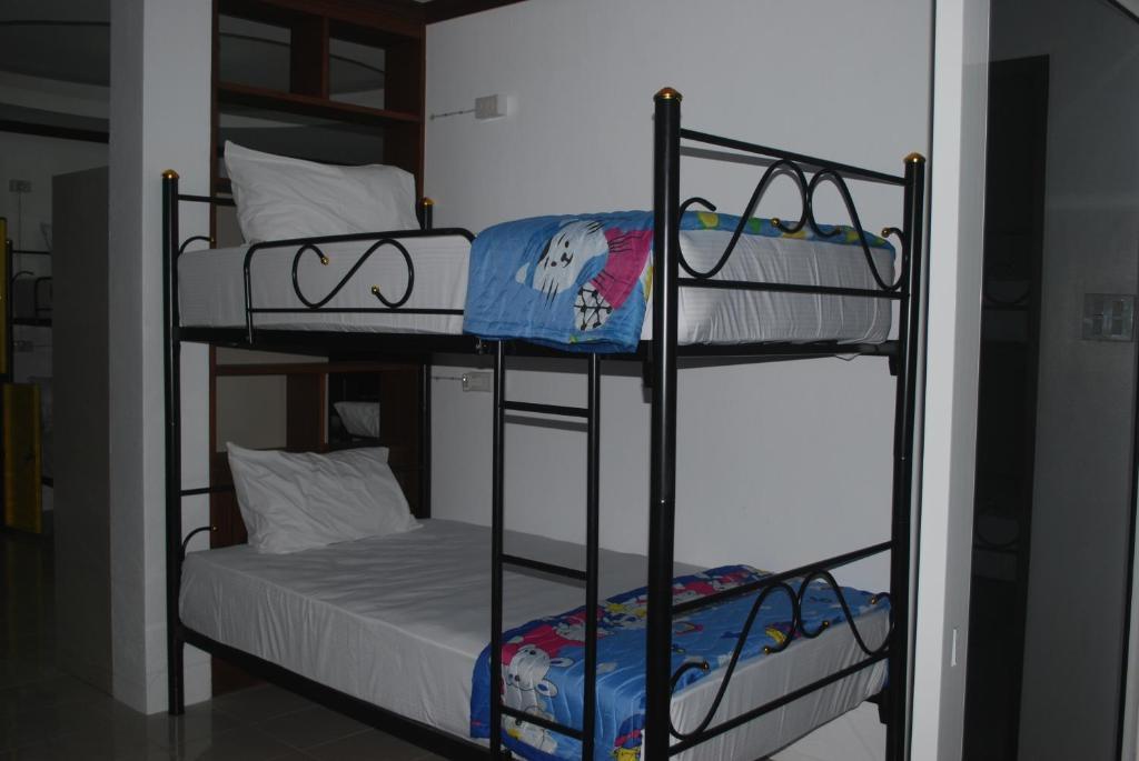 Posto Letto in Dormitorio Femminile con 6 Letti