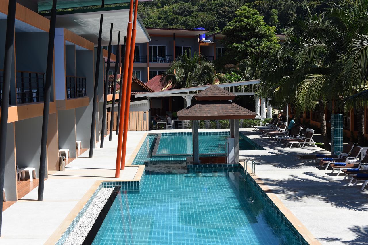 Quarto Twin Deluxe com Vista para a Piscina