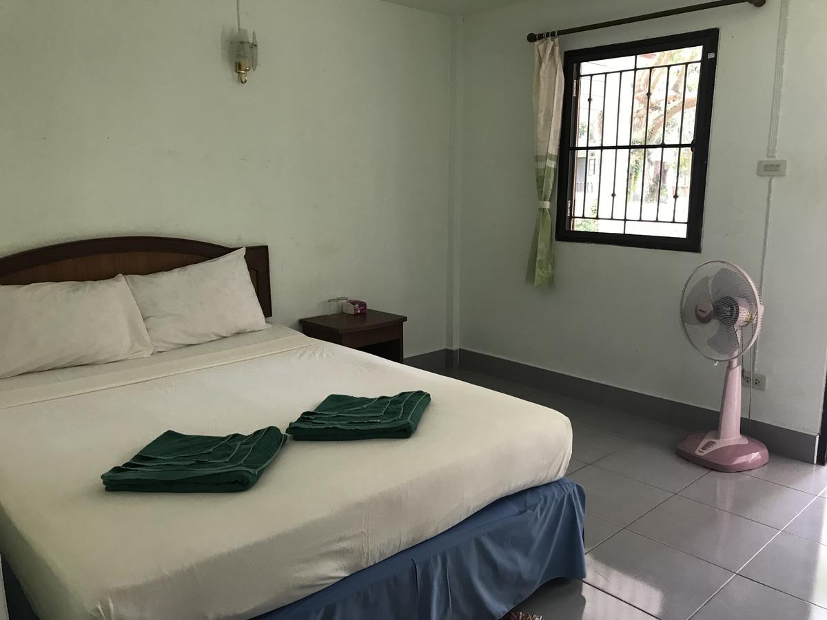 Zimmer mit Queensize-Bett, Gartenblick und Ventilator