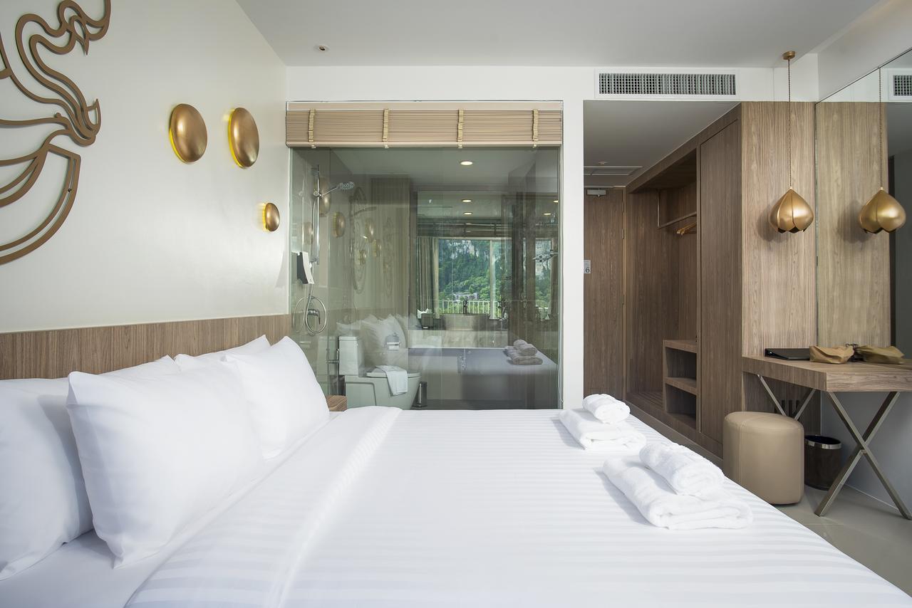 Superior Kamer met Kingsize Bed en Uitzicht op het Zwembad