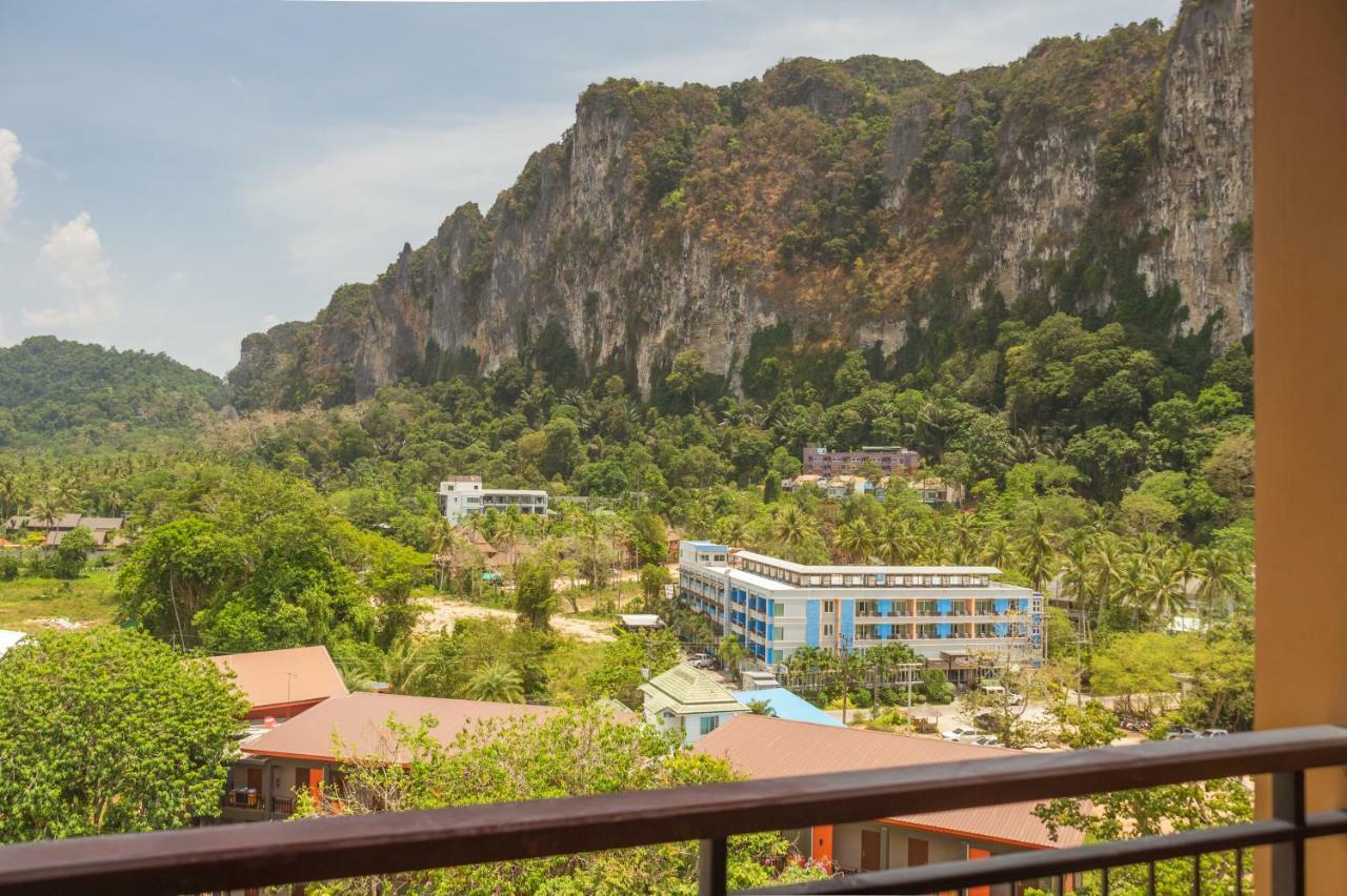 Deluxe Limestone Cliff View,777983815:JPEG