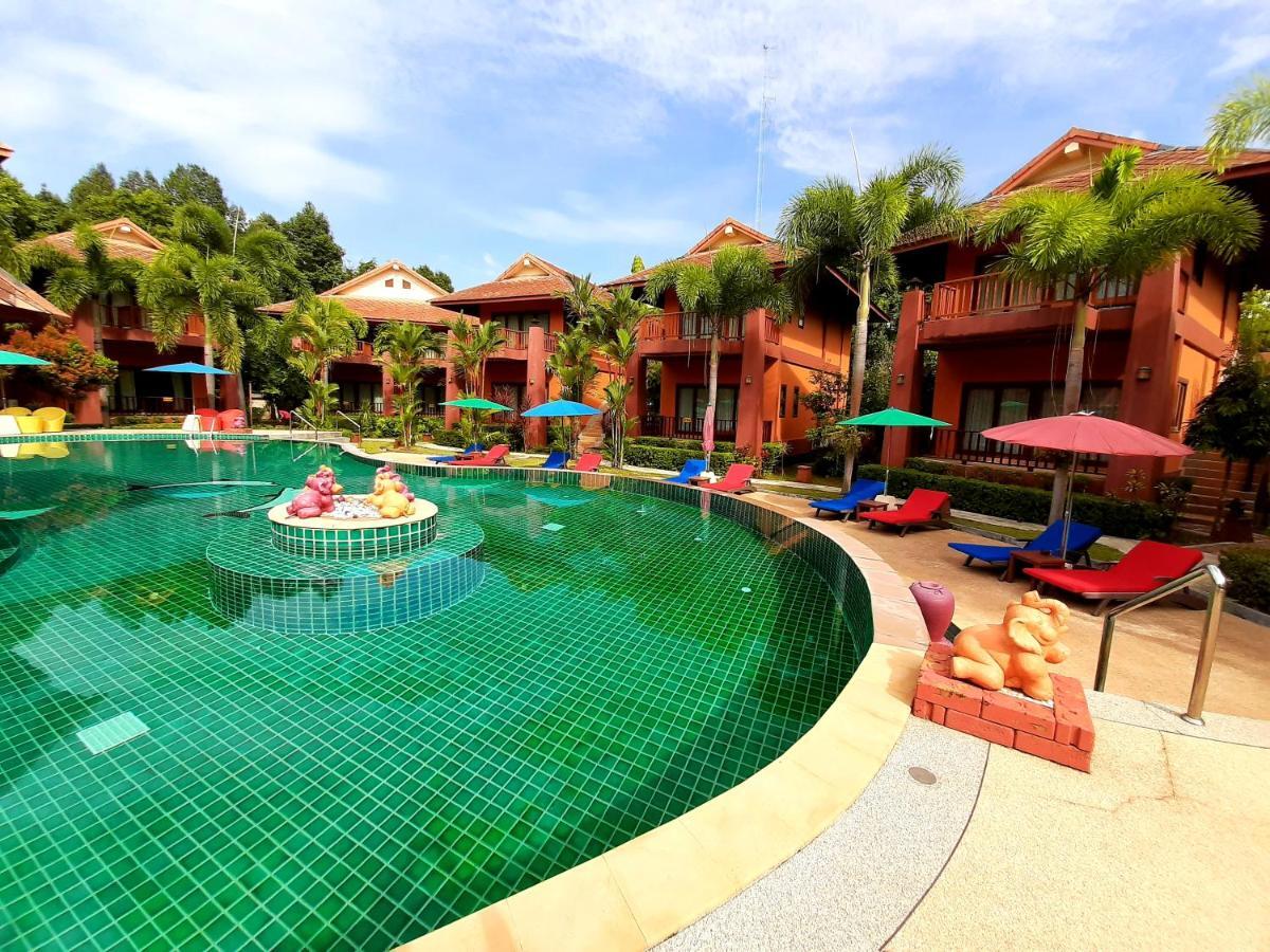 Quarto com Cama Queen-size e Vista da Piscina